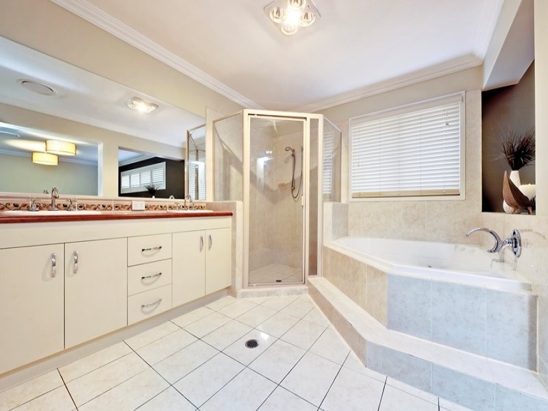 11 Ashbourne Close, Carindale QLD 4152