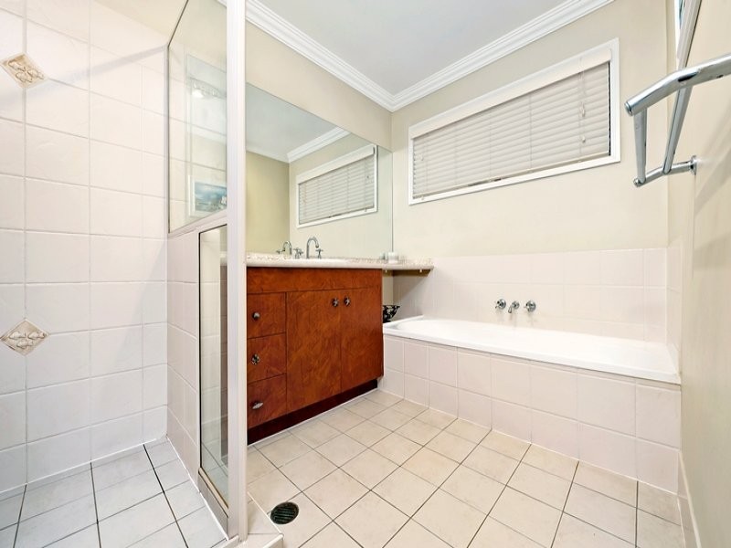 11 Ashbourne Close, Carindale QLD 4152