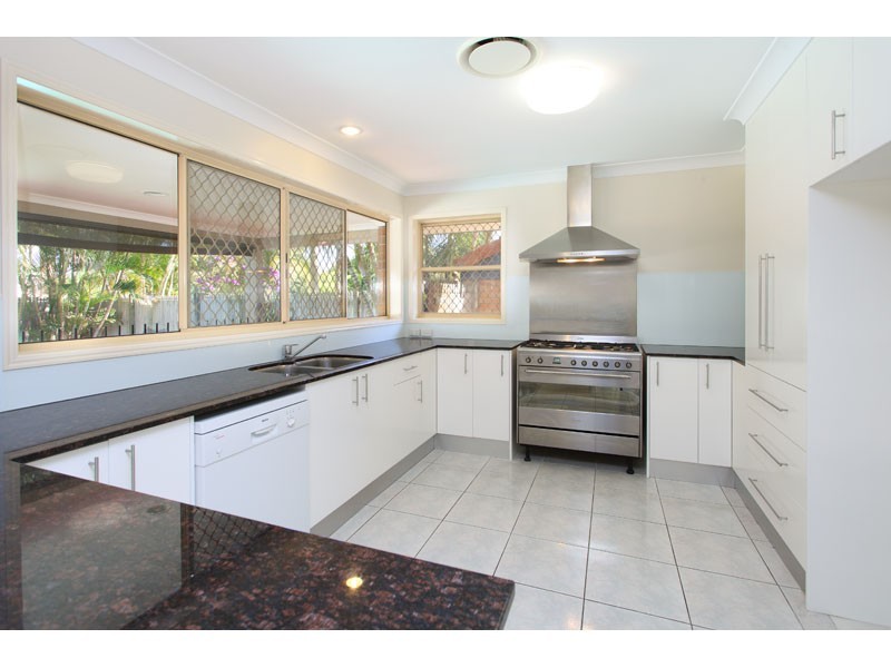 8 Pinehurst Place, Carindale QLD 4152