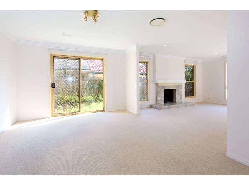 8 Pinehurst Place, Carindale QLD 4152