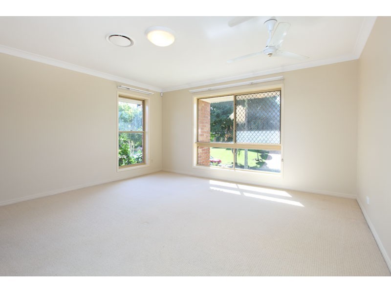 8 Pinehurst Place, Carindale QLD 4152