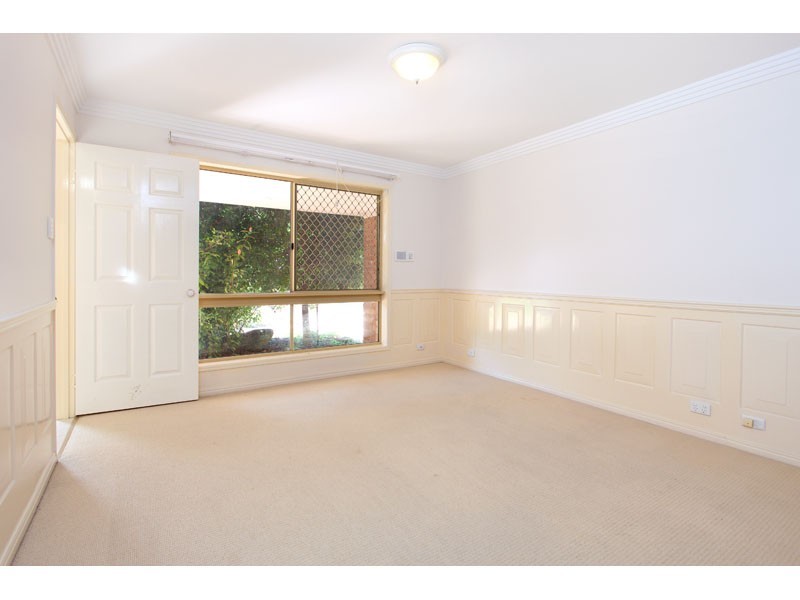 8 Pinehurst Place, Carindale QLD 4152