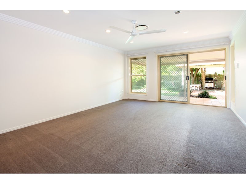 8 Pinehurst Place, Carindale QLD 4152