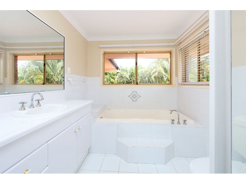 8 Pinehurst Place, Carindale QLD 4152