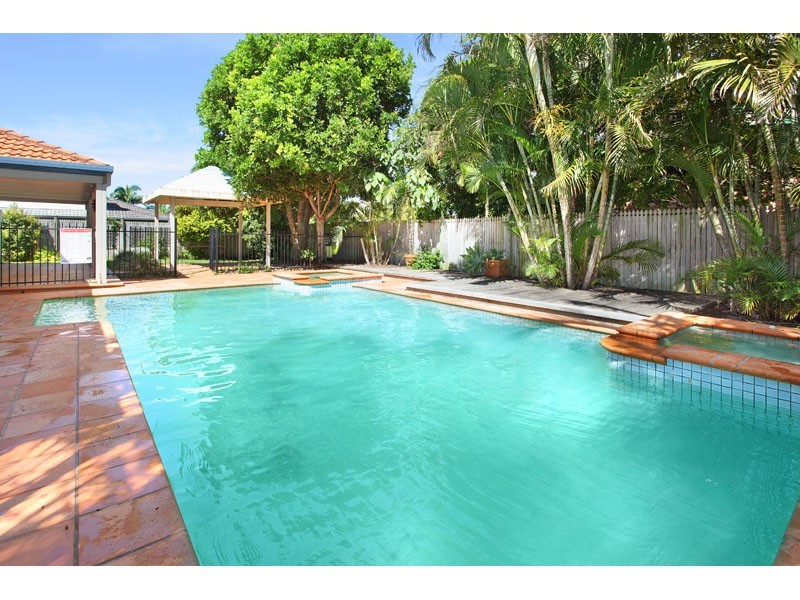 8 Pinehurst Place, Carindale QLD 4152