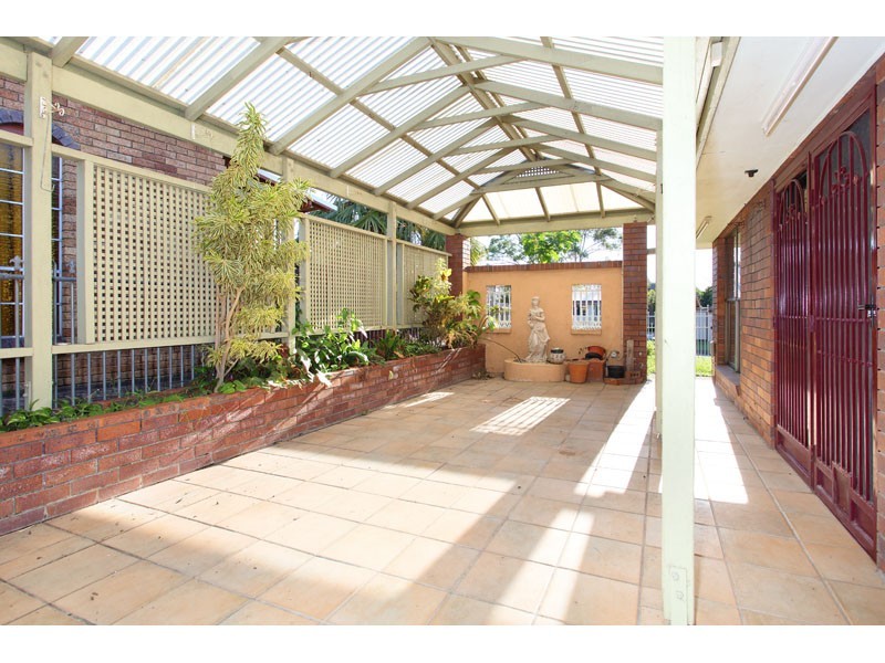 8 Bors Street, Carindale QLD 4152