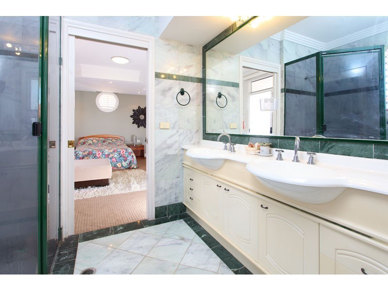 5 Tappin Court, Carindale QLD 4152