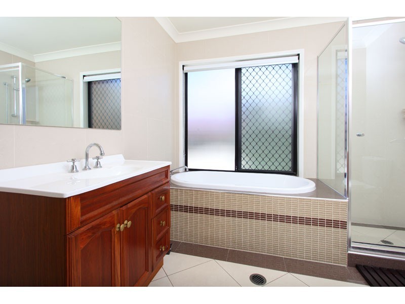 92 Coventry Circuit, Carindale QLD 4152