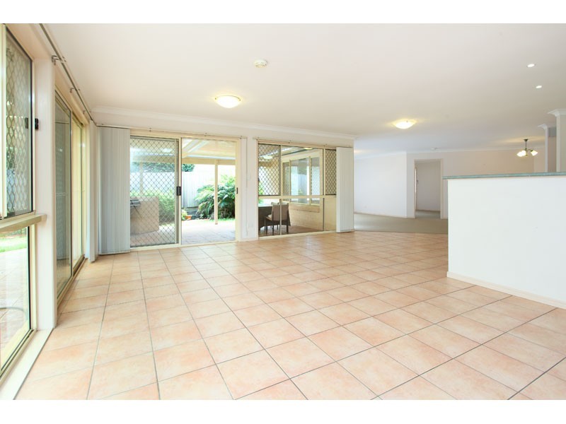 4 Kensington Close, Carindale QLD 4152