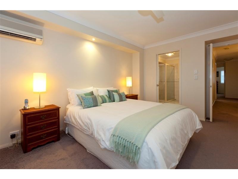 70 Flame Tree Crescent, Carindale QLD 4152