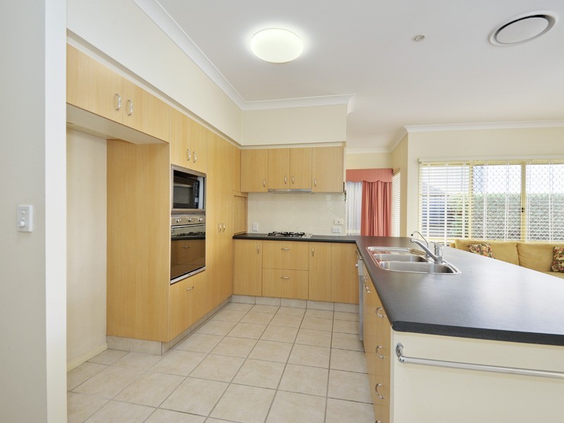 33 Flame Tree Crescent, Carindale QLD 4152