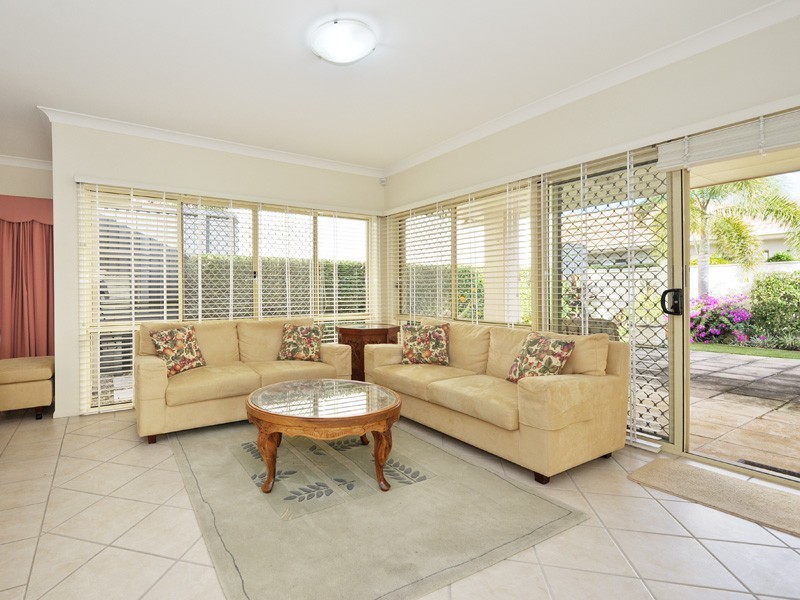 33 Flame Tree Crescent, Carindale QLD 4152