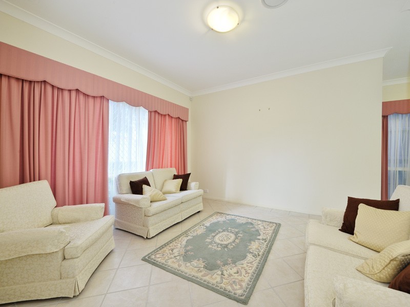 33 Flame Tree Crescent, Carindale QLD 4152
