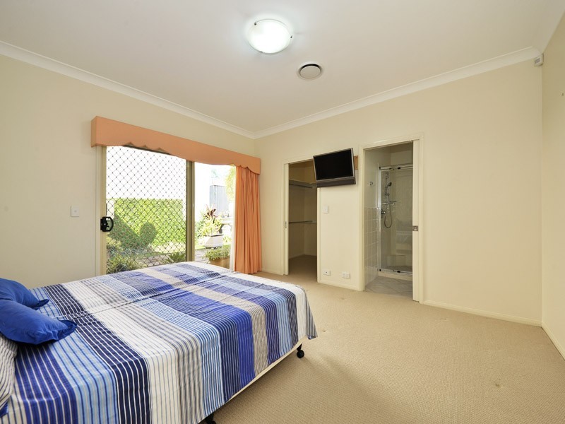 33 Flame Tree Crescent, Carindale QLD 4152