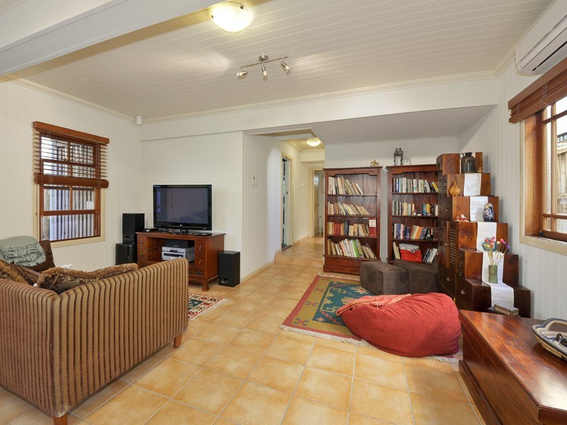 11 Halland Tce, Camp Hill QLD 4152