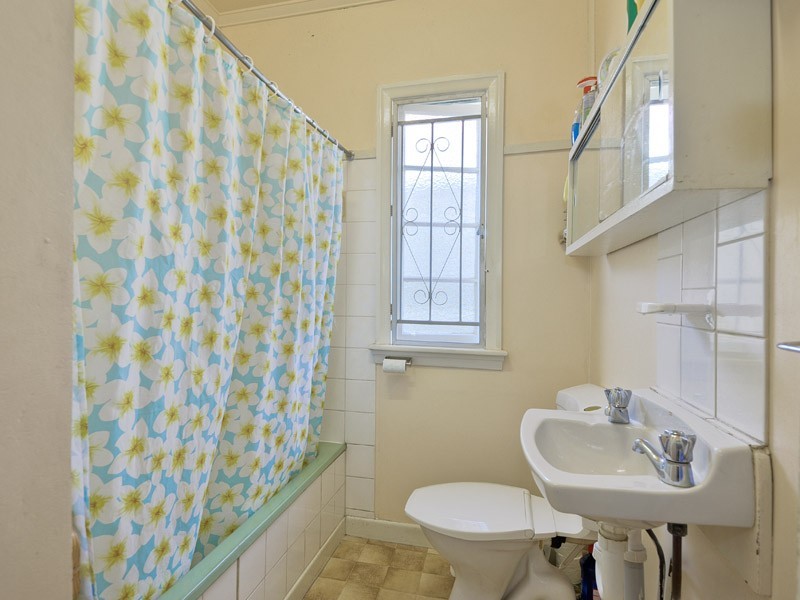 84 Sydney Avenue, Camp Hill QLD 4152