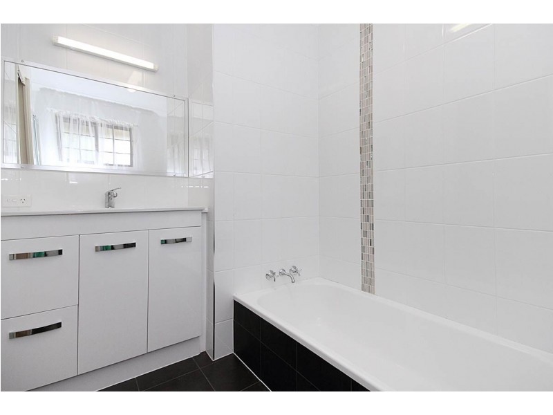 18 Lindisfarne Street, Carindale QLD 4152