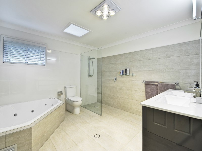 3 Oxford Close, Carindale QLD 4152