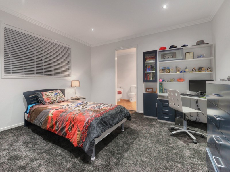 3 Birkenhead Place, Carindale QLD 4152