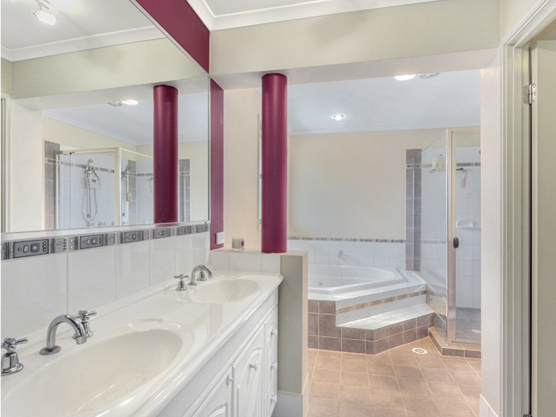 24 Bentley Court, Mansfield QLD 4122