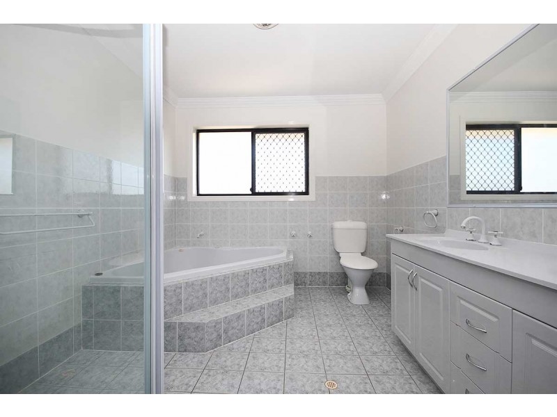 9 Engelmann Close, Carindale QLD 4152