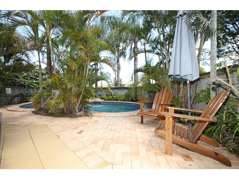 2 ENGELMANN CL, Carindale QLD 4152
