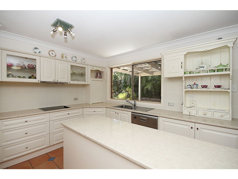2 ENGELMANN CL, Carindale QLD 4152