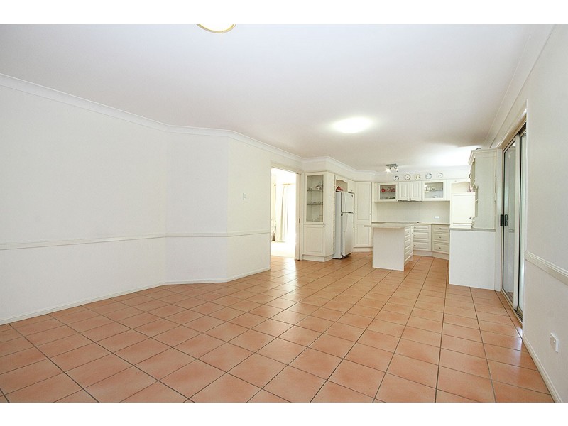 2 ENGELMANN CL, Carindale QLD 4152
