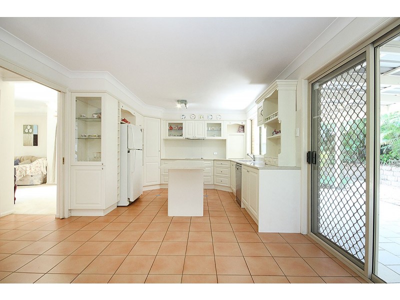 2 ENGELMANN CL, Carindale QLD 4152