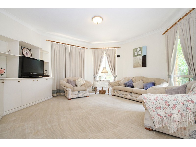 2 ENGELMANN CL, Carindale QLD 4152