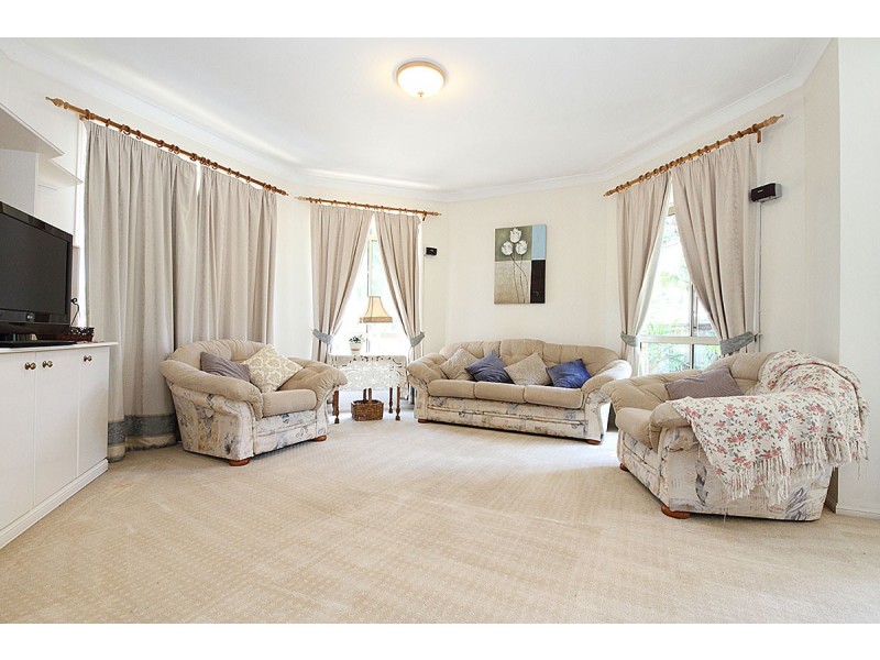 2 ENGELMANN CL, Carindale QLD 4152