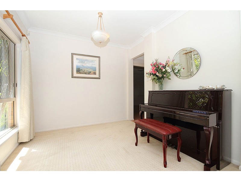 2 ENGELMANN CL, Carindale QLD 4152