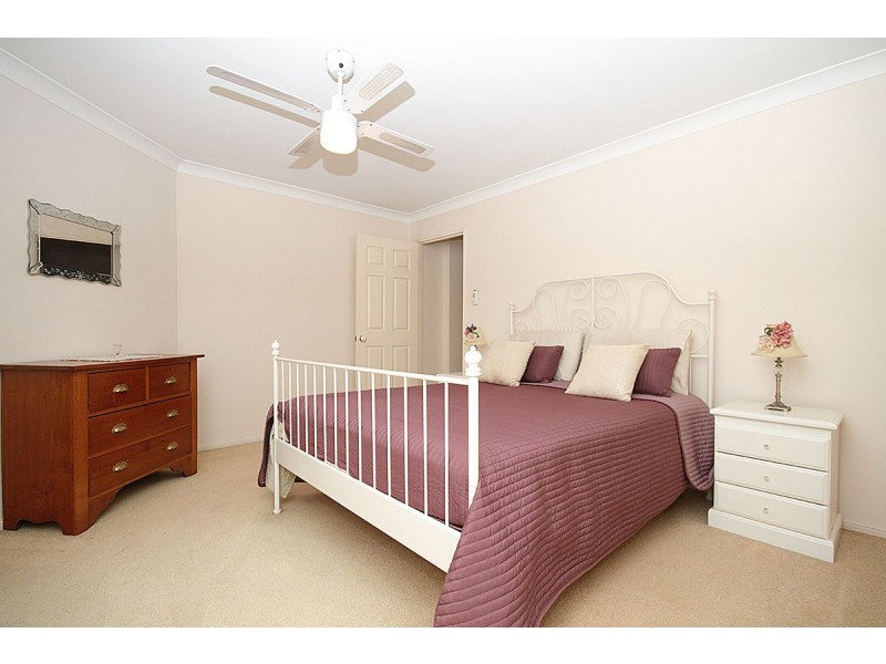 2 ENGELMANN CL, Carindale QLD 4152