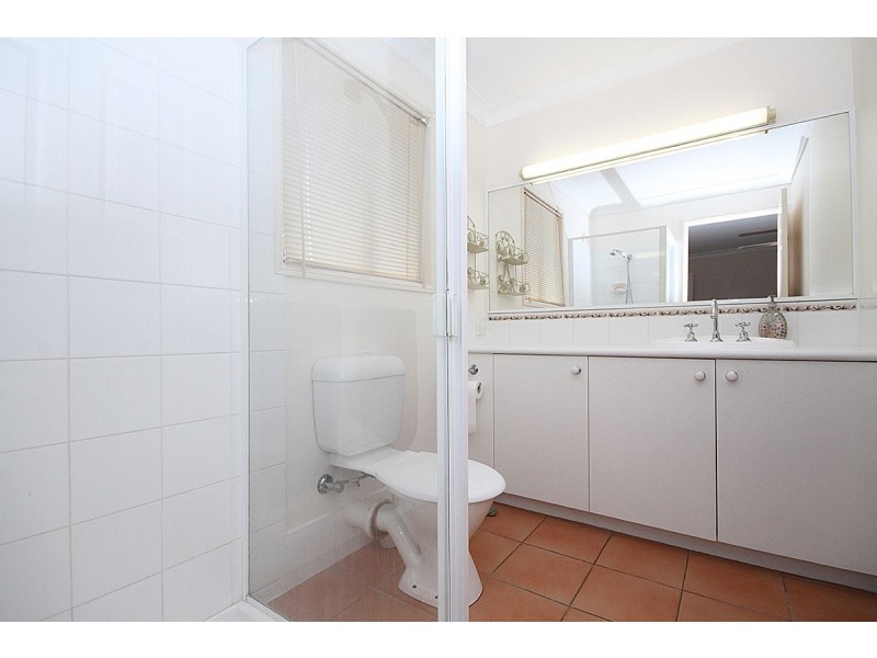 2 ENGELMANN CL, Carindale QLD 4152