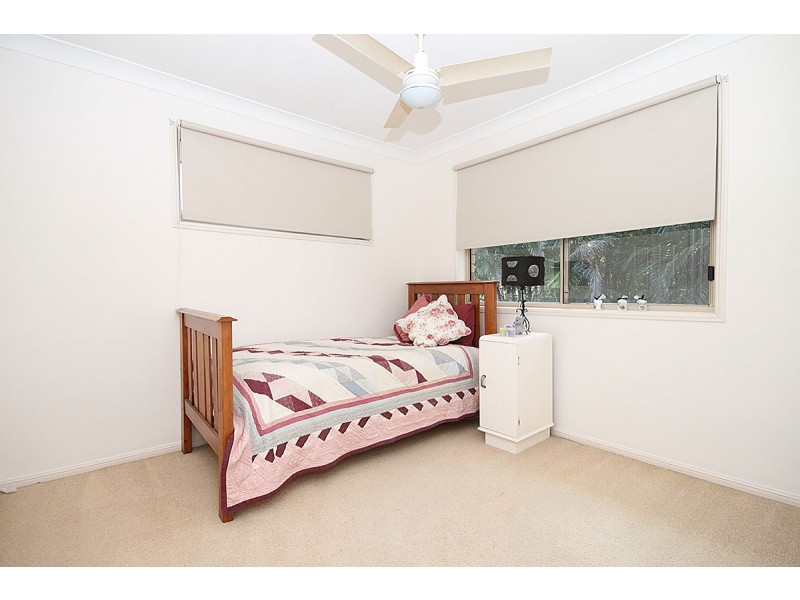 2 ENGELMANN CL, Carindale QLD 4152