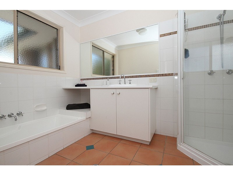 2 ENGELMANN CL, Carindale QLD 4152