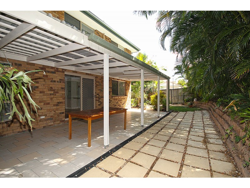 2 ENGELMANN CL, Carindale QLD 4152