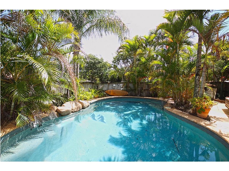 2 ENGELMANN CL, Carindale QLD 4152