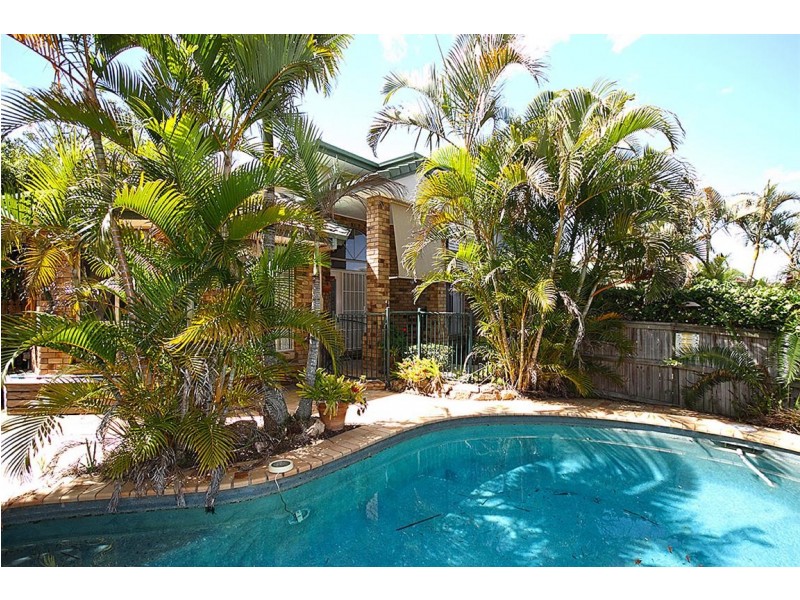 2 ENGELMANN CL, Carindale QLD 4152
