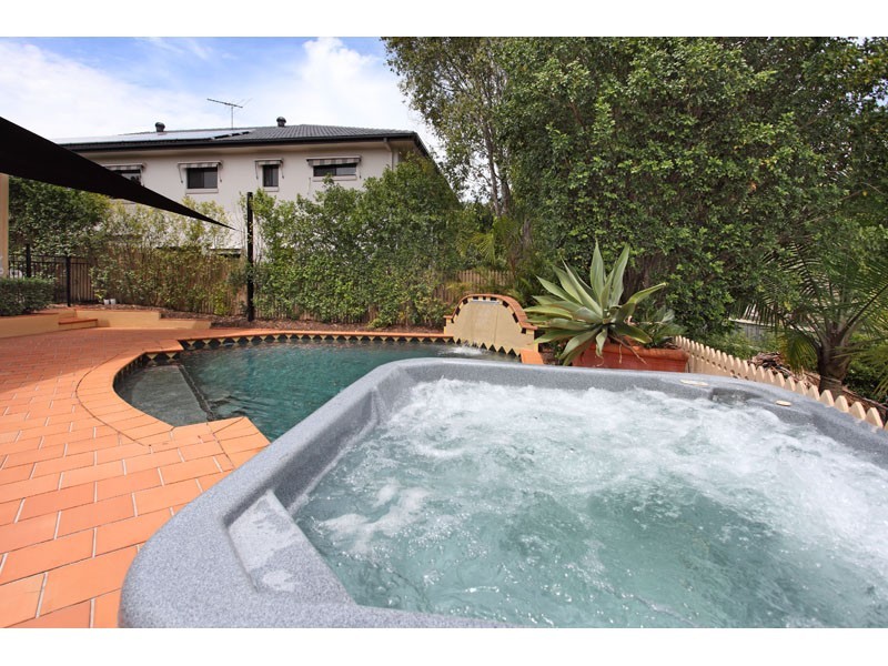 28 St Andrews Crescent, Carindale QLD 4152