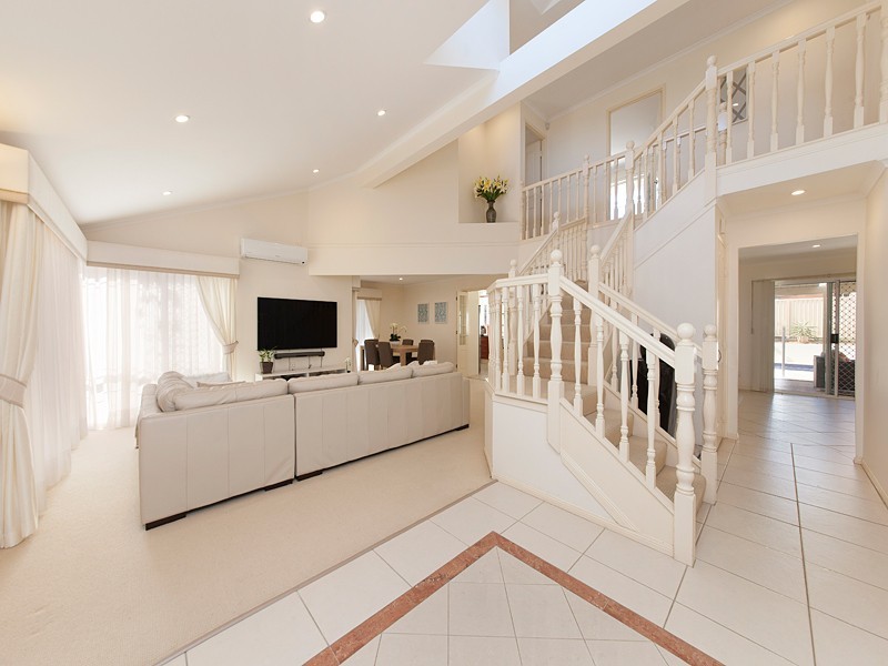 9 PINEHURST PLACE, Carindale QLD 4152