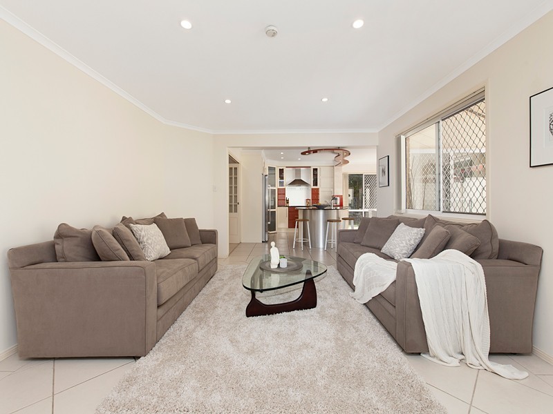 9 PINEHURST PLACE, Carindale QLD 4152