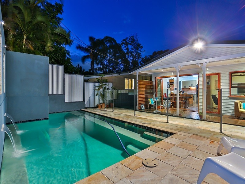 15 Oatland Crescent, Holland Park West QLD 4121