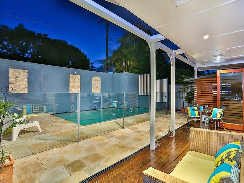 15 Oatland Crescent, Holland Park West QLD 4121