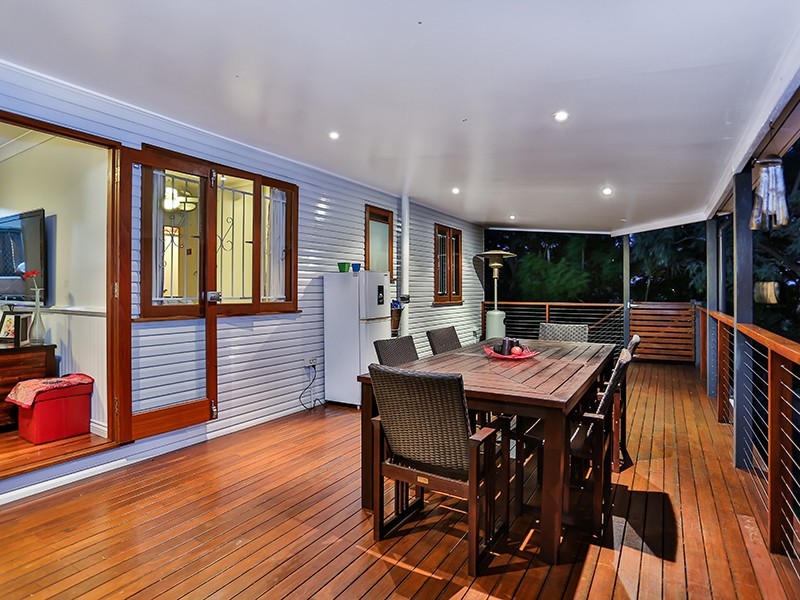 15 Oatland Crescent, Holland Park West QLD 4121