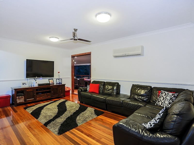 15 Oatland Crescent, Holland Park West QLD 4121