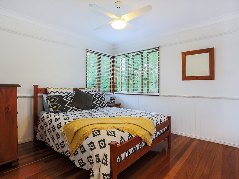 15 Oatland Crescent, Holland Park West QLD 4121