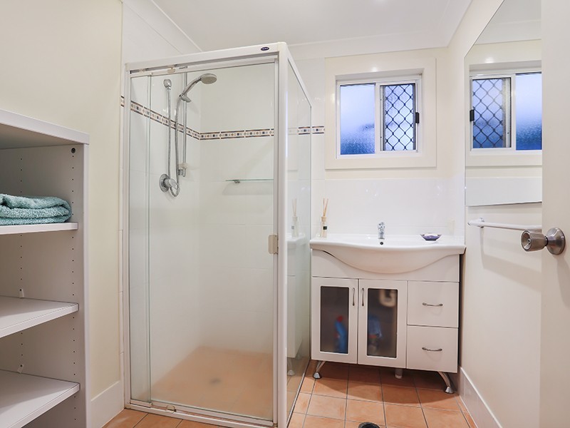 15 Oatland Crescent, Holland Park West QLD 4121
