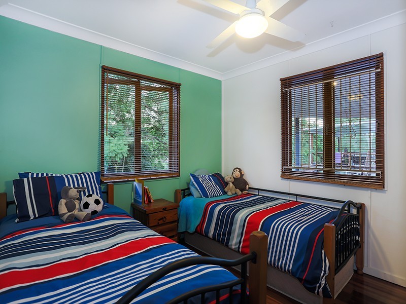 15 Oatland Crescent, Holland Park West QLD 4121