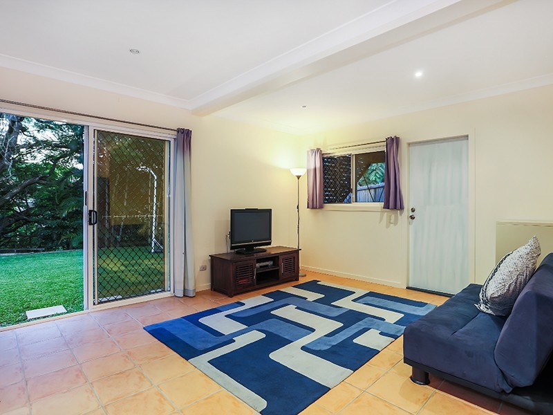 15 Oatland Crescent, Holland Park West QLD 4121
